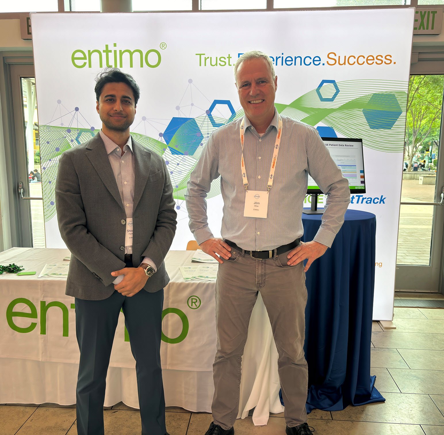 The entimo team at the 2024 PHUSE Computational Science Symposium in Silver Spring, Maryland: Shivoy Pandita (l) and Jörn Bilow (r)